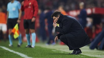 Simeone, en el lateral del S&aacute;nchez Pizju&aacute;n durante el Sevilla-Atl&eacute;tico.