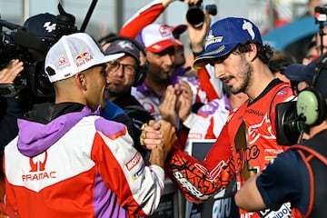El piloto italiano Francesco Bagnaia le da la mano al piloto español de Ducati Jorge Martín después de ganar el Gran Premio de MotoGP de Valencia en el circuito Ricardo Tormo de Cheste. 