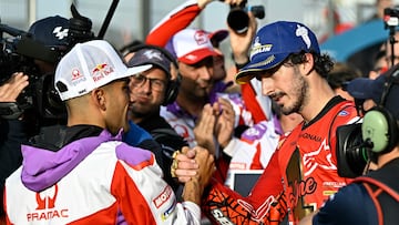 El piloto italiano Francesco Bagnaia le da la mano al piloto español de Ducati Jorge Martín después de ganar el Gran Premio de MotoGP de Valencia en el circuito Ricardo Tormo de Cheste. 