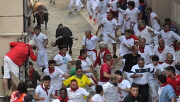 Imágenes del quinto encierro de los Sanfermines 2022 con la ganadería de Cebada Gago. La carrera ha sido complicada y ha dejado varios heridos y caídas.