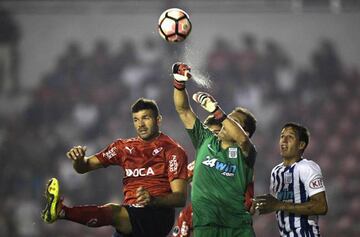 Leao Butrón desvía una pelota ante Gigliotti