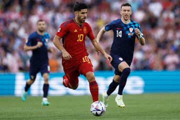 Marco Asensio conduce la pelota durante un momento del partido.