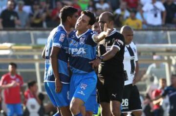 Jugadores de San Marcos protestan a Jorge Osorio en el duelo ante Colo Colo.