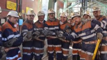 Sergio Egea y veteranos del Oviedo visitaron el Pozo Sot&oacute;n.