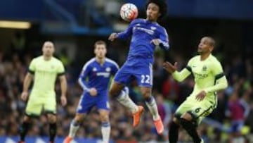 Willian controla el bal&oacute;n con el pecho. 