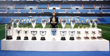 El '9' posa junto con todos los trofeos levantados con la camiseta del club blanco.