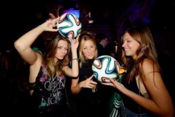 Invitadas a la presentación con el balón.