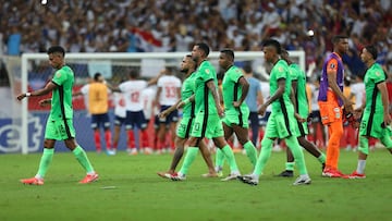 EVE6403. SALVADOR (BRASIL), 24/04/2025.- Jugadores de Atlético Nacional reaccionan al ser derrotados por Bahia este jueves, al final de un partido de la fase de grupos de la Copa Libertadores entre Bahia y Atlético Nacional, en el estadio Arena Fonte Nova en Salvador (Brasil). EFE/Raphael Muller