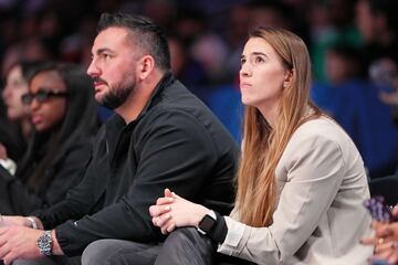 Sabrina Ionescu y Hroniss Grasu durante el partido de las estrellas de la NBA en el Bankers Life Fieldhouse.