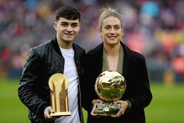 La futbolista catalana fue galardona con el Balón de Oro, premio por el que se le considera la mejor futbolista del año 2021.
El canario fue premiado con el Premio Kopa como mejor jugador sub21.