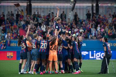 Las jugadoras del Barça mantean a Alexia Putellas durante la celebración del título de Liga. 