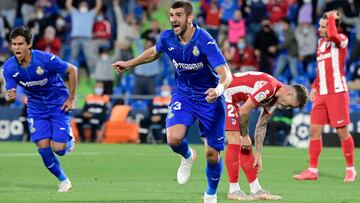 Mitrovic en el momento de marcarle al Atlético.