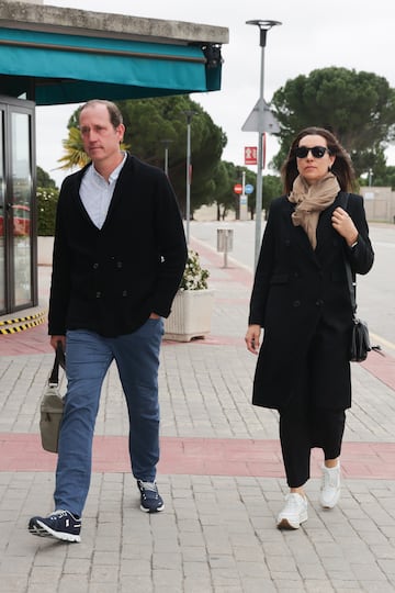 Bruno Gómez-Acebo y Bárbara Cano de la Plaza en la capilla ardiente de Fernando Gómez-Acebo, en el Tanatorio Parcesa La Paz.