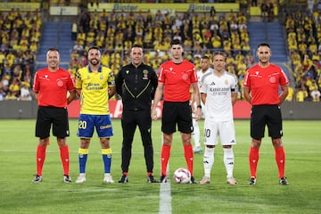 Busquets Ferrer posa con los capitanes Kirian Rodríguez y Luka Modric antes del Las Palmas-Real Madrid de la tercera jornada de LaLiga EA Sports.