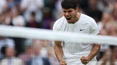 Carlos Alcaraz celebra su triunfo contra Ugo Humbert en Wimbledon.