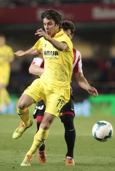 En el Villarreal, estuvo cedido durante la temporada 2013–14, donde disputó 9 partidos oficiales. Aunque su participación fue discreta, le sirvió como experiencia en Primera División antes de consolidarse en el Oporto y más tarde en el Sevilla FC.
