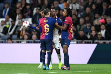 El jugador del Barcelona nacido en Los Palacios y Villafranca sali¨® al terreno de juego en el tramo final del encuentro, pero tuvo tiempo suficiente para tener sus tiranteces con el delantero brasile?o del Real Madrid. "?4-0, 4-0!", le dijo Gavi a Vinicius en varias ocasiones, haci¨¦ndole el gesto con la mano.