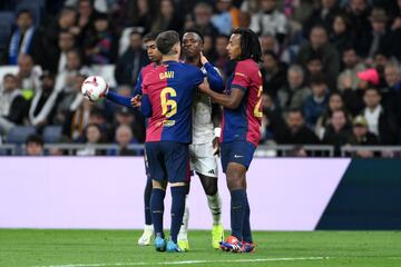 El jugador del Barcelona nacido en  Los Palacios y Villafranca salió al terreno de juego en el tramo final del encuentro, pero tuvo tiempo suficiente para tener sus tiranteces con el delantero brasileño del Real Madrid. "¡4-0, 4-0!", le dijo Gavi a Vinicius en varias ocasiones, haciéndole el gesto con la mano.