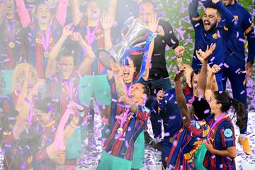 El Barcelona campeón de la Women's Champions League.. Jennifer Hermoso levanta el trofeo.