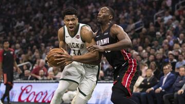 Giannis Antetokounmpo, ante Bam Adebayo.