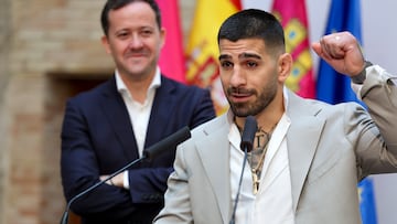 Ilia Topuria, junto al alcalde de Toledo, Carlos Velázquez, en el Ayuntamiento de la ciudad.