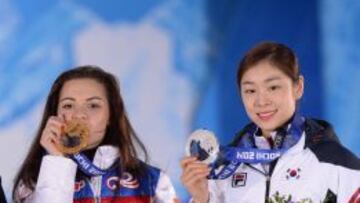 La rusa Adelina Sotnikova con el oro junto a la surcoreana Kim Yuna.