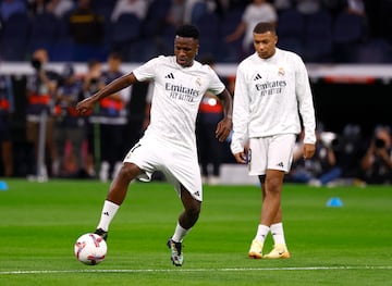 Vinicius Jr. y Mbappé en el calentamiento previo al inicio del partido entre Real Madrid y Villarreal. 

REUTERS/Susana Vera