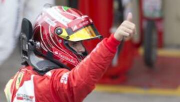 Felipe Massa saluda a aficionados tras el Gran Premio de Brasil.