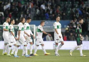 Los jugadores del Elche tristes tras la derrota.