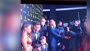 La reacción de Messi cuandole piden a Antonela que salga de la foto