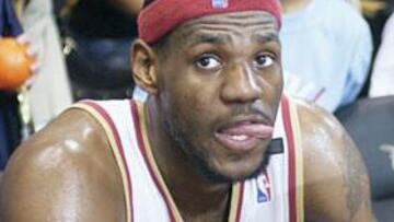 <B>A UN PASO. </B>James está a punto de quedarse, de nuevo, fuera de la fase final.