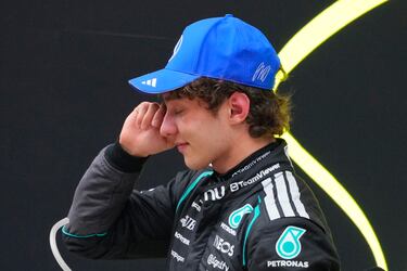 El piloto italiano Andrea Kimi Antonelli, de Mercedes, reacciona en el podio tras marcar el mejor tiempo y ganar el Gran Premio de China de Fórmula 1 en el Circuito Internacional de Shanghái.