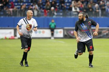 Zinedine Zidane con el jugador internacional de rugby Sebastien Chabal.