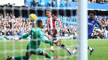 Soccer Football - Premier League - Chelsea v Brentford - Stamford Bridge, London, Britain - October 28, 2023 Brentford's Yehor Yarmoliuk has his shot saved by Chelsea's Robert Sanchez Action Images via Reuters/Matthew Childs NO USE WITH UNAUTHORIZED AUDIO, VIDEO, DATA, FIXTURE LISTS, CLUB/LEAGUE LOGOS OR 'LIVE' SERVICES. ONLINE IN-MATCH USE LIMITED TO 45 IMAGES, NO VIDEO EMULATION. NO USE IN BETTING, GAMES OR SINGLE CLUB/LEAGUE/PLAYER PUBLICATIONS.