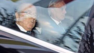 El presidente de la FIFA, Joseph S. Blatter, y su abogado Lorenz Erni (dcha) a su llegada a la sede de la FIFA para acudir a la Comisión de Ética de la FIFA en Zúrich (Suiza) hoy, 17 de diciembre de 2015.