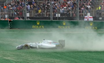 Felipe Massa uera de la pista después de ser golpeado por detrás por Caterham-Renault piloto Kamui Kobayashi de Japón durante un accidente en el inicio de la Fórmula Uno de Australia