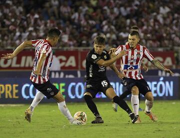 Partido cerrado y jugado en mitad de campo. Así fue la final de ida de la Liga Águila entre Junior y América.