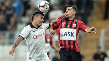 Gary Medel peleando un bal&oacute;n dividido.