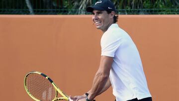 Rafa Nadal juega al tenis durante la inauguraci&oacute;n del &quot;Rafa Nadal Tennis Centre en el Palladium Hotel de Canc&uacute;n.