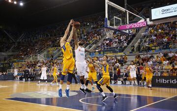 Jeffery Taylor con Pablo Aguilar.