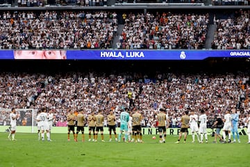 Impresionante despedida de la afición a Luka Modric durante su último cambio en el Bernabéu. En la foto, el histórico pasillo de todos los jugadores sobre el terreno de juego despidiendo a Modric. 