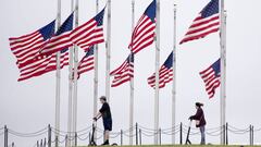 Washington (United States), 22/05/2020.- US flags are seen flying at half-staff at the base of the Washington Monument on the National Mall in Washington, DC, USA, 22 May 2020. US President Donald J. Trump ordered US flags to fly at half-staff through sun