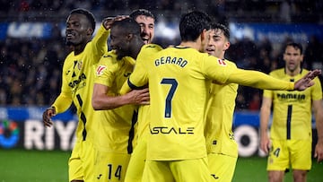 Villarreal's Ivorian forward #19 Nicolas Pepe (C) celebrates scoring an equalizing goal during the Spanish League football match between Deportivo Alaves and Villarreal CF at Mendizorroza Stadium in Vitoria on March 13, 2026. (Photo by ANDER GILLENEA / AFP)