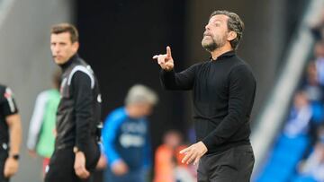 Quique Sánchez Flores dirige un ataque de su equipo.