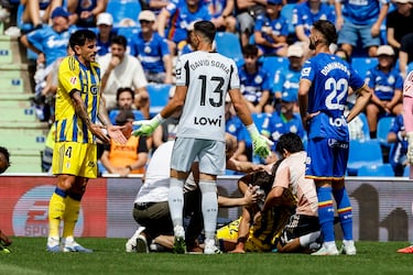 El golpe se produjo durante el minuto nueve de encuentro cuando ambos jugadores chocaron tras buscar un balón largo en diagonal. Al momento salieron las asistencias para atender a ambos jugadores.
