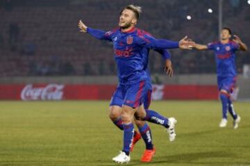 El jugador de Universidad de Chile, Gaston Fernandez celebra su gol contra San Luis durante el partido amistoso en el estadio Nacional de Santiago, Chile.