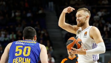 MADRID, 17/11/2022.- El base bosnio del Real Madrid Danan Musa (d) ante el israelí Yovel Zoosman, del Alba Berlín, durante el partido de la 8ª jornada de EuroLiga que Real Madrid y Alba Berlín disputan este jueves en el WiZink Center, en Madrid. EFE/Mariscal