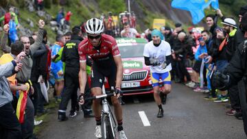 Alberto Contador sube las rampas del Angliru durante la 20&ordf; etapa de la Vuelta a Espa&ntilde;a.