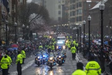 La policia de Boston abriendo el desfile de la victoria de los Patriots.