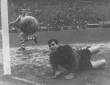 Iríbar fue fichado a la edad de 19 años por el Athletic por 1 millón de pesetas, para sustituir a otro legendario arquero rojiblanco llamado Carmelo Cedrún.